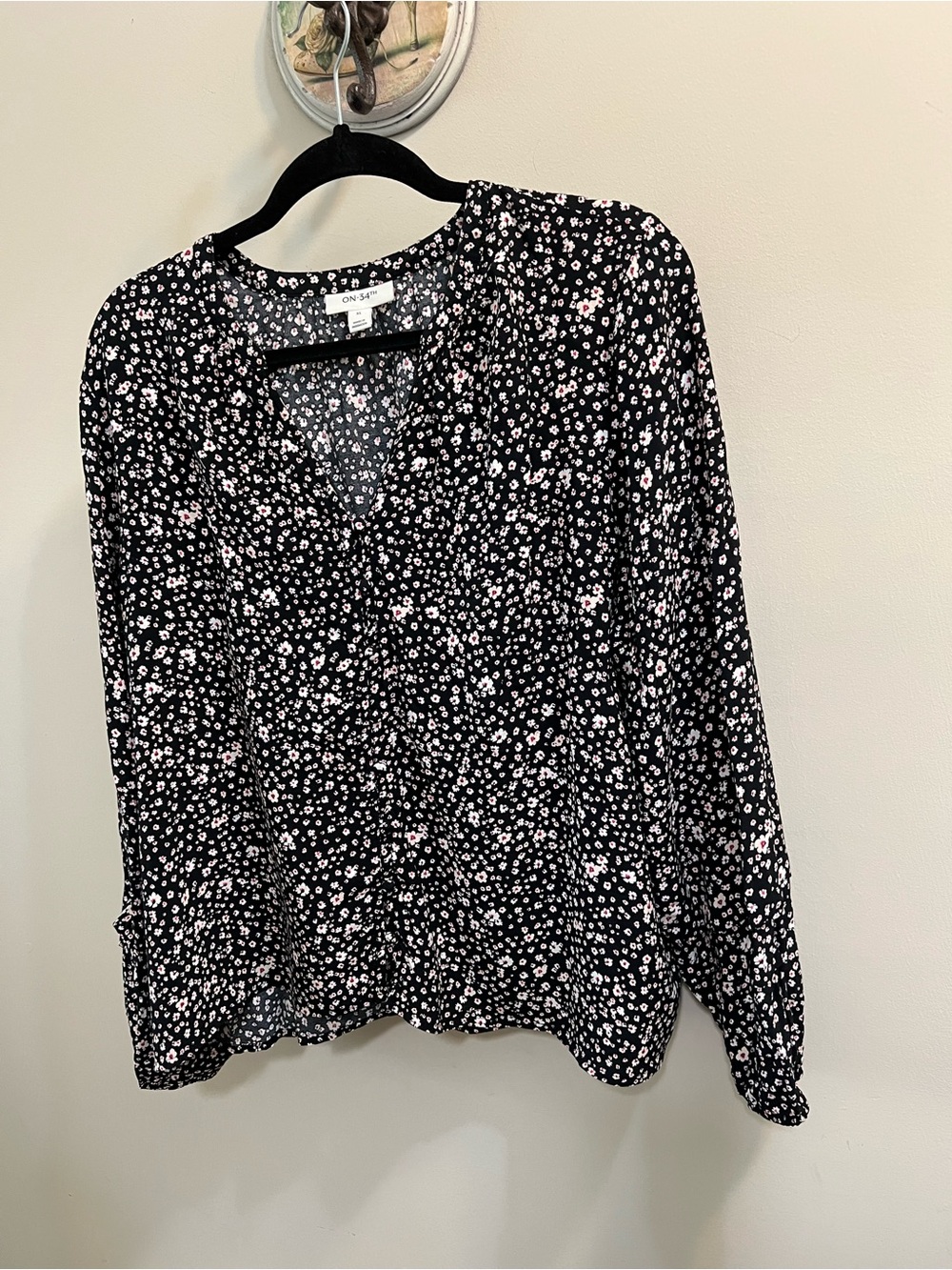 On- 34 Black  & Pink Floral V-Neck boho Long Sleeve Blouse Size XL